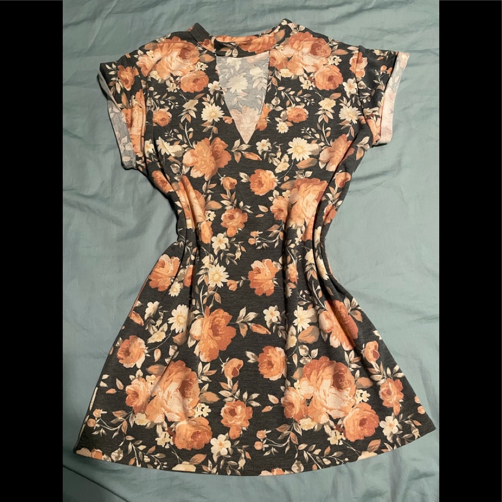 Medium floral dress with chest cutout